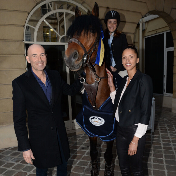 L'humoriste et imitateur, Nicolas Canteloup et le mannequin et actrice, Noémie Lenoir lors de la conférence de presse pour la première édition du Royal Jump (au château de Bertichères Chaumont-en-Vexin, Hauts-de-France), le 5 avril 2017