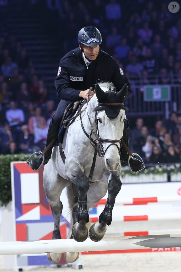 Fin juin, alors qu'il participait à l'une d'entre elles en région parisienne, Nicolas Canteloup aurait été victime d'une chute sévère.
Nicolas Canteloup lors de la troisième journée du Longines Masters de Paris 2016 au parc des expositions de Villepinte le 3 décembre 2016