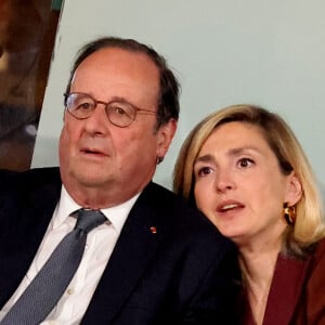 L'ancien président de la République a souvent été poursuivi par la pluie au cours de son mandat
 
François Hollande et sa femme Julie Gayet assistent au match opposant C. Alcaraz à S. Tsitsipas lors des Internationaux de France de tennis de Roland Garros 2024 à Paris le 4 juin 2024. © Jacovides-Moreau/Bestimage