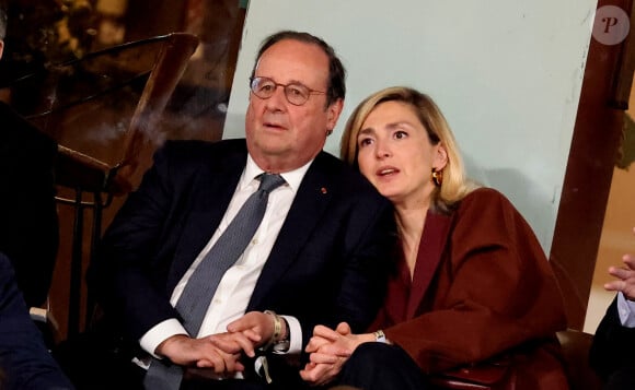 L'ancien président de la République a souvent été poursuivi par la pluie au cours de son mandat
 
François Hollande et sa femme Julie Gayet assistent au match opposant C. Alcaraz à S. Tsitsipas lors des Internationaux de France de tennis de Roland Garros 2024 à Paris le 4 juin 2024. © Jacovides-Moreau/Bestimage