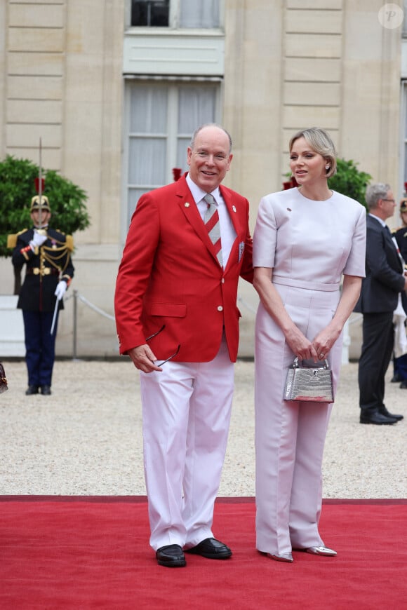 Le prince Albert II de Monaco et la princesse Charlène de Monaco - Emmanuel Macron, Président de la République Française, et la Première dame Brigitte Macron, accueillent les chefs d'Etat et de gouvernement présents à Paris pour la cérémonie d'ouverture des Jeux Olympiques de Paris 2024 (JO).  © Dominique Jacovides- Pierre Perusseau /Bestimage 