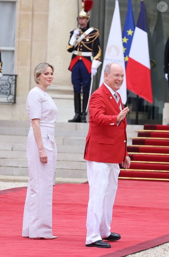 Le prince Albert II de Monaco et la princesse Charlène de Monaco - Emmanuel Macron, Président de la République Française, et la Première dame Brigitte Macron, accueillent les chefs d'Etat et de gouvernement présents à Paris pour la cérémonie d'ouverture des Jeux Olympiques de Paris 2024 (JO). © Dominique Jacovides- Pierre Perusseau /Bestimage 