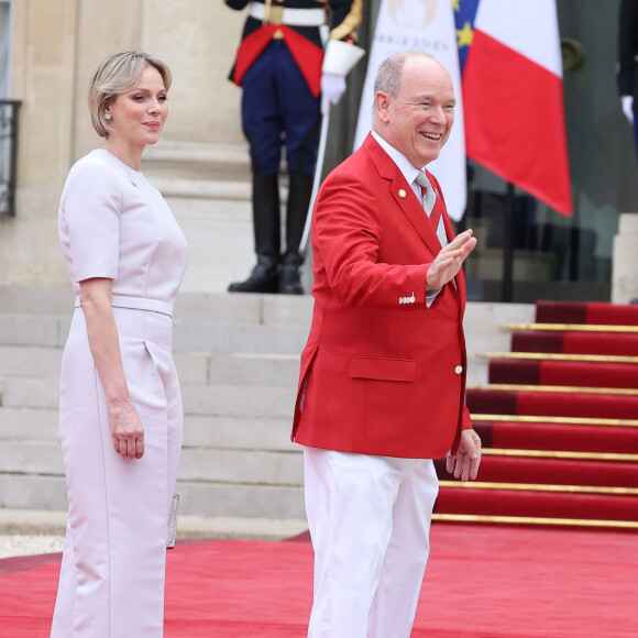 Le prince Albert II de Monaco et la princesse Charlène de Monaco - Emmanuel Macron, Président de la République Française, et la Première dame Brigitte Macron, accueillent les chefs d'Etat et de gouvernement présents à Paris pour la cérémonie d'ouverture des Jeux Olympiques de Paris 2024 (JO). © Dominique Jacovides- Pierre Perusseau /Bestimage 