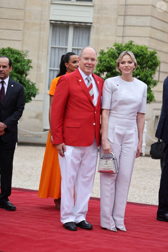 Le prince Albert II de Monaco et la princesse Charlène de Monaco - Emmanuel Macron, Président de la République Française, et la Première dame Brigitte Macron, accueillent les chefs d'Etat et de gouvernement présents à Paris pour la cérémonie d'ouverture des Jeux Olympiques de Paris 2024 (JO). © Dominique Jacovides- Pierre Perusseau /Bestimage 