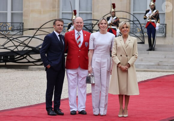 Le prince Albert II de Monaco et la princesse Charlène de Monaco - Emmanuel Macron, Président de la République Française, et la Première dame Brigitte Macron, accueillent les chefs d'Etat et de gouvernement présents à Paris pour la cérémonie d'ouverture des Jeux Olympiques de Paris 2024 (JO).  © Dominique Jacovides- Pierre Perusseau /Bestimage 