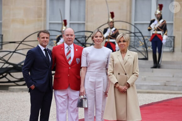 Le prince Albert II de Monaco et la princesse Charlène de Monaco - Emmanuel Macron, Président de la République Française, et la Première dame Brigitte Macron, accueillent les chefs d'Etat et de gouvernement présents à Paris pour la cérémonie d'ouverture des Jeux Olympiques de Paris 2024 (JO).  © Dominique Jacovides- Pierre Perusseau /Bestimage 