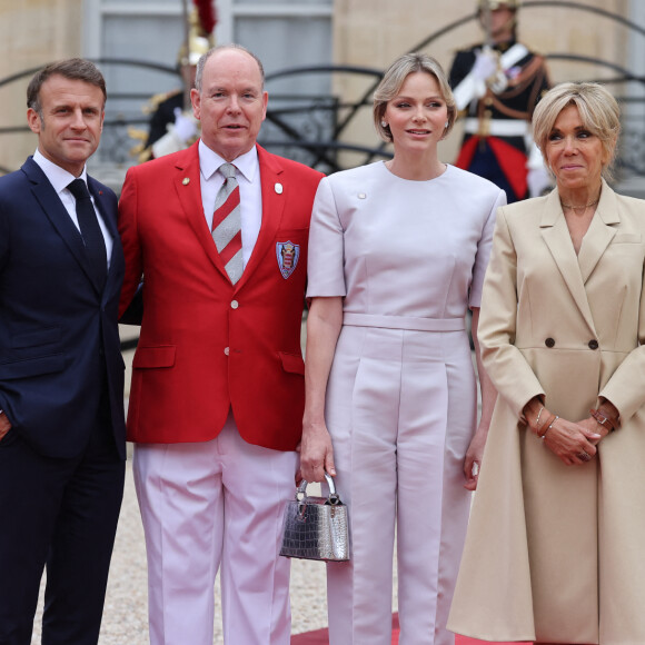 Le prince Albert II de Monaco et la princesse Charlène de Monaco - Emmanuel Macron, Président de la République Française, et la Première dame Brigitte Macron, accueillent les chefs d'Etat et de gouvernement présents à Paris pour la cérémonie d'ouverture des Jeux Olympiques de Paris 2024 (JO).  © Dominique Jacovides- Pierre Perusseau /Bestimage 