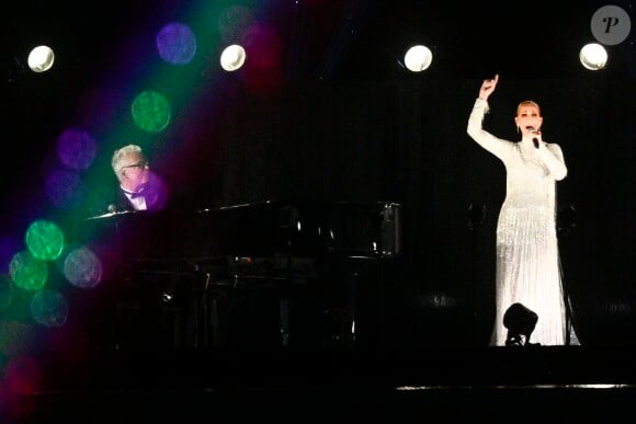 Atteinte du syndrome de la personne raide depuis plusieurs années, la chanteuse de 56 ans a illuminé la capitale en interprétant L'Hymne à l'amour, d'Edith Piaf 
Céline Dion à Paris le 26 juillet 2024 © Photo News / Panoramic / Bestimage