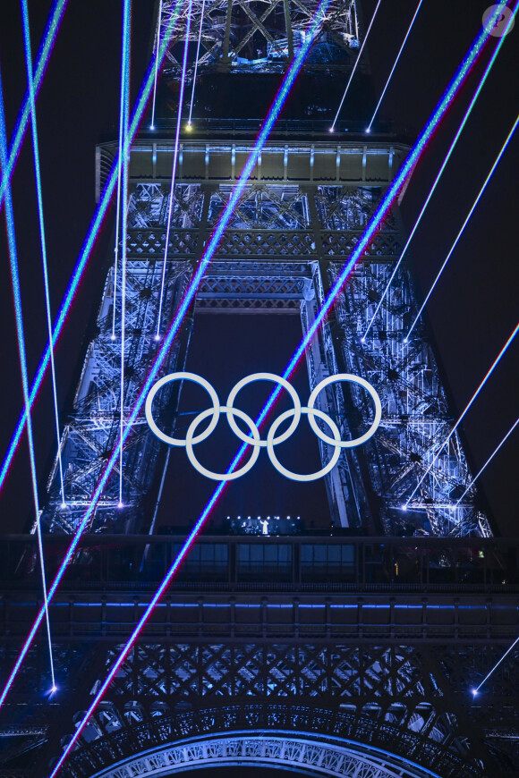 "Je suis honorée d'avoir joué ce soir, pour la cérémonie d'ouverture de Paris 2024, et si pleine de joie de revenir dans l'une de mes villes préférées !"
Céline Dion à Paris le 26 juillet 2024 © Photo News / Panoramic / Bestimage