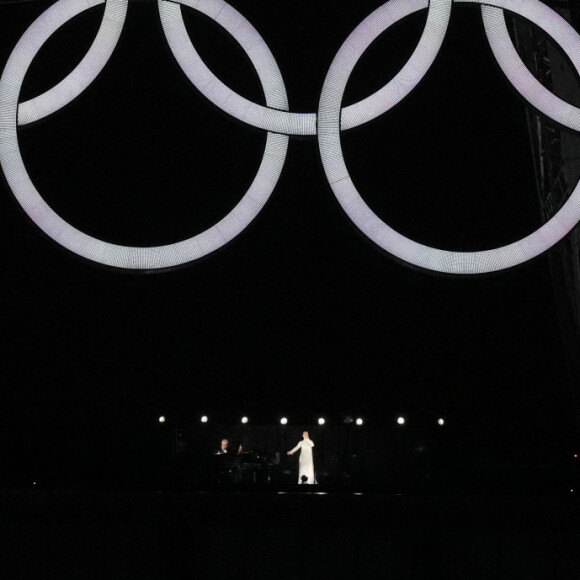 Sur Instagram, la maman de René-Charles et des jumeaux Eddy et Nelson a réagi après sa sublime prestation 
Céline Dion à Paris le 26 juillet 2024 © Photo News / Panoramic / Bestimage