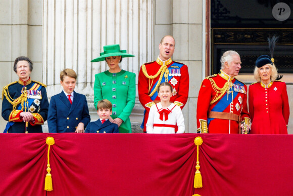 La princesse Anne, le prince George, le prince Louis, la princesse Charlotte, Kate Catherine Middleton, princesse de Galles, le prince William de Galles, le roi Charles III, la reine consort Camilla Parker Bowles - La famille royale d'Angleterre sur le balcon du palais de Buckingham lors du défilé "Trooping the Colour" à Londres. Le 17 juin 2023