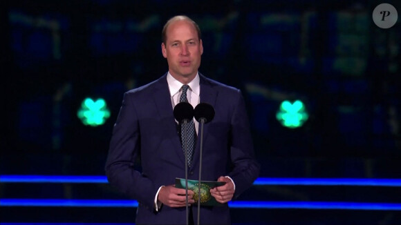 Le prince William, prince de Galles, prononce un discours, sous les regards amusés du roi Charles III d'Angleterre et Camilla Parker Bowles, reine consort d'Angleterre au "Coronation concert" à Windsor, le 7 mai 2023. Devant 20.000 personnes, cet événement s'inscrit dans le cadre des festivités du couronnement, célébré la veille à Londres. 