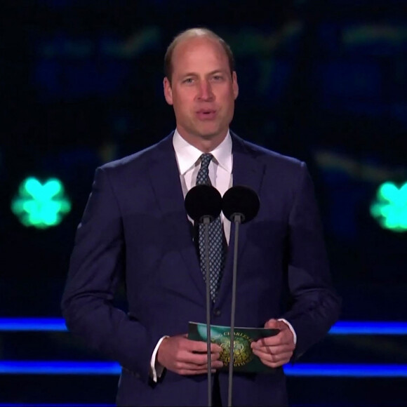 Le prince William, prince de Galles, prononce un discours, sous les regards amusés du roi Charles III d'Angleterre et Camilla Parker Bowles, reine consort d'Angleterre au "Coronation concert" à Windsor, le 7 mai 2023. Devant 20.000 personnes, cet événement s'inscrit dans le cadre des festivités du couronnement, célébré la veille à Londres. 