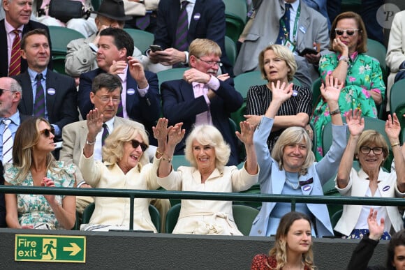 La reine consort d'Angleterre Camilla Parker Bowles et sa soeur Annabel Elliot, dans les tribunes de Wimbledon, lors de la 10ème journée du tournoi de tennis. Le 10 juillet 2024 © Chryslene Caillaud / Panoramic / Bestimage 