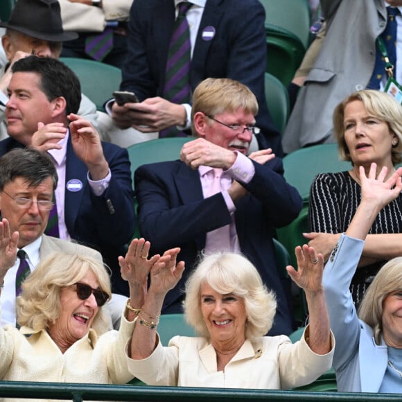 La reine consort d'Angleterre Camilla Parker Bowles et sa soeur Annabel Elliot, dans les tribunes de Wimbledon, lors de la 10ème journée du tournoi de tennis. Le 10 juillet 2024 © Chryslene Caillaud / Panoramic / Bestimage 