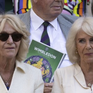 La reine consort d'Angleterre Camilla Parker Bowles and her younger sister, Annabel Elliot dans les tribunes de Wimbledon, lors de la 10ème journée du tournoi de tennis. Le 10 juillet 2024