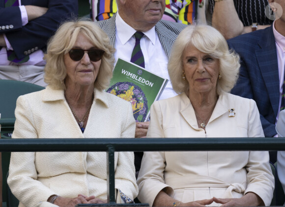 La reine consort d'Angleterre Camilla Parker Bowles and her younger sister, Annabel Elliot dans les tribunes de Wimbledon, lors de la 10ème journée du tournoi de tennis. Le 10 juillet 2024