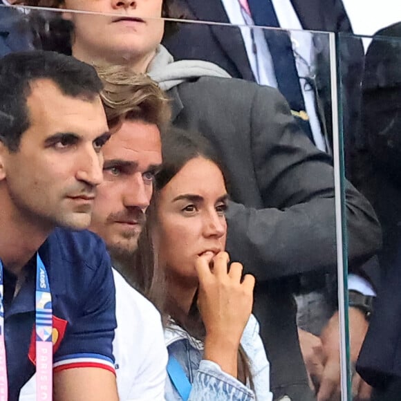 Antoine Griezmann et sa femme Erika Choperena - Les célébrités assistent à la Finale de Rugby à 7 opposant la France aux Fidji lors des Jeux Olympiques de Paris 2024 (JO) au Stade de France à Saint-Denis, Seine Saint-Denis, le 27 juillet 2024. © Jacovides-Perusseau/Bestimage 