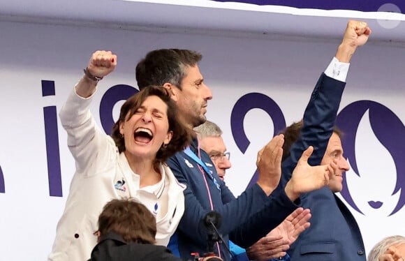 La ministre des Sports et le président de la République n'ont pas boudé leur plaisir
Amélie Oudéa-Castéra,Tony Estanguet, Emmanuel Macron - Les célébrités assistent à la Finale de Rugby à 7 opposant la France aux Fidji lors des Jeux Olympiques de Paris 2024 (JO) au Stade de France à Saint-Denis, Seine Saint-Denis, le 27 juillet 2024. © Jacovides-Perusseau/Bestimage