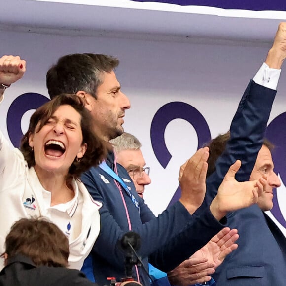 La ministre des Sports et le président de la République n'ont pas boudé leur plaisir
Amélie Oudéa-Castéra,Tony Estanguet, Emmanuel Macron - Les célébrités assistent à la Finale de Rugby à 7 opposant la France aux Fidji lors des Jeux Olympiques de Paris 2024 (JO) au Stade de France à Saint-Denis, Seine Saint-Denis, le 27 juillet 2024. © Jacovides-Perusseau/Bestimage