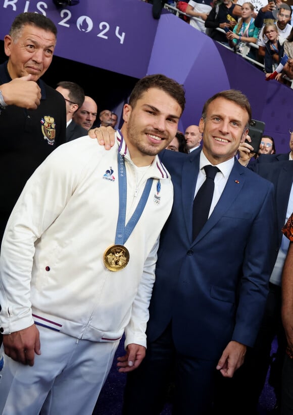 Abdelatif Benazzi, Antoine Dupont et le président Emmanuel Macron - La France remporte la finale en Rugby à 7 après sa victoire face à Fidji (et sa première médaille d'or) lors des Jeux Olympiques (JO) de Paris 2024 au Stade de France à Saint-Denis, Seine Saint-Denis, France, le 27 juillet 2024. © Jacovides-Perusseau/Bestimage 