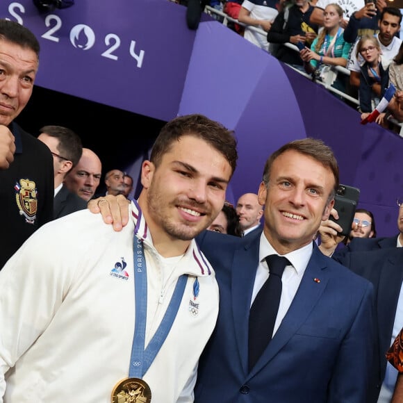 Abdelatif Benazzi, Antoine Dupont et le président Emmanuel Macron - La France remporte la finale en Rugby à 7 après sa victoire face à Fidji (et sa première médaille d'or) lors des Jeux Olympiques (JO) de Paris 2024 au Stade de France à Saint-Denis, Seine Saint-Denis, France, le 27 juillet 2024. © Jacovides-Perusseau/Bestimage 