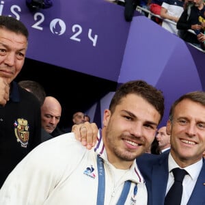 Abdelatif Benazzi, Antoine Dupont et le président Emmanuel Macron - La France remporte la finale en Rugby à 7 après sa victoire face à Fidji (et sa première médaille d'or) lors des Jeux Olympiques (JO) de Paris 2024 au Stade de France à Saint-Denis, Seine Saint-Denis, France, le 27 juillet 2024. © Jacovides-Perusseau/Bestimage 