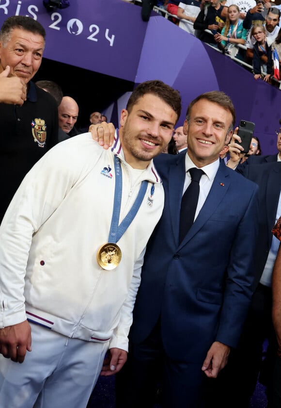 Abdelatif Benazzi, Antoine Dupont et le président Emmanuel Macron - La France remporte la finale en Rugby à 7 après sa victoire face à Fidji (et sa première médaille d'or) lors des Jeux Olympiques (JO) de Paris 2024 au Stade de France à Saint-Denis, Seine Saint-Denis, France, le 27 juillet 2024. © Jacovides-Perusseau/Bestimage 