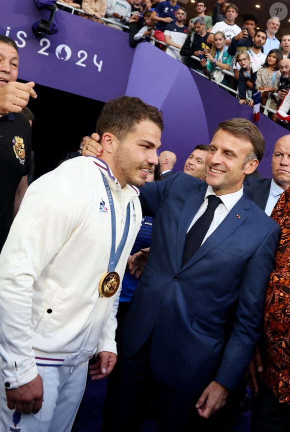 Antoine Dupont et le président Emmanuel Macron - La France remporte la finale en Rugby à 7 après sa victoire face à Fidji (et sa première médaille d'or) lors des Jeux Olympiques (JO) de Paris 2024 au Stade de France à Saint-Denis, Seine Saint-Denis, France, le 27 juillet 2024. © Jacovides-Perusseau/Bestimage 