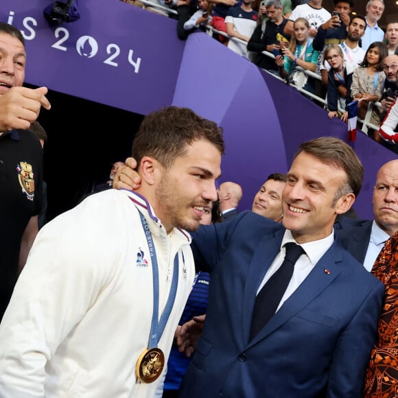 Antoine Dupont et le président Emmanuel Macron - La France remporte la finale en Rugby à 7 après sa victoire face à Fidji (et sa première médaille d'or) lors des Jeux Olympiques (JO) de Paris 2024 au Stade de France à Saint-Denis, Seine Saint-Denis, France, le 27 juillet 2024. © Jacovides-Perusseau/Bestimage 