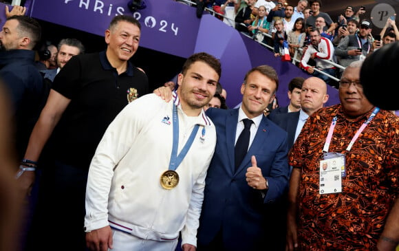 Abdelatif Benazzi, Antoine Dupont, le président Emmanuel Macron, le président de la république des Fidji Wiliame Katonivere - La France remporte la finale en Rugby à 7 après sa victoire face à Fidji (et sa première médaille d'or) lors des Jeux Olympiques (JO) de Paris 2024 au Stade de France à Saint-Denis, Seine Saint-Denis, France, le 27 juillet 2024. © Jacovides-Perusseau/Bestimage 