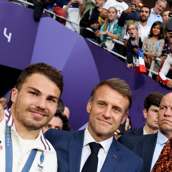 Abdelatif Benazzi, Antoine Dupont, le président Emmanuel Macron, le président de la république des Fidji Wiliame Katonivere - La France remporte la finale en Rugby à 7 après sa victoire face à Fidji (et sa première médaille d'or) lors des Jeux Olympiques (JO) de Paris 2024 au Stade de France à Saint-Denis, Seine Saint-Denis, France, le 27 juillet 2024. © Jacovides-Perusseau/Bestimage 