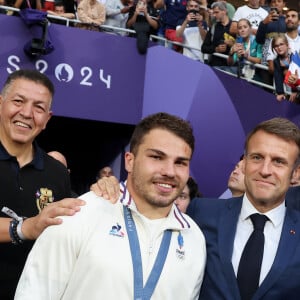 Abdelatif Benazzi, Antoine Dupont et le président Emmanuel Macron - La France remporte la finale en Rugby à 7 après sa victoire face à Fidji (et sa première médaille d'or) lors des Jeux Olympiques (JO) de Paris 2024 au Stade de France à Saint-Denis, Seine Saint-Denis, France, le 27 juillet 2024. © Jacovides-Perusseau/Bestimage 