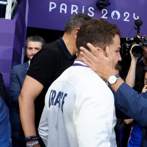 Antoine Dupont et le président Emmanuel Macron - La France remporte la finale en Rugby à 7 après sa victoire face à Fidji (et sa première médaille d'or) lors des Jeux Olympiques (JO) de Paris 2024 au Stade de France à Saint-Denis, Seine Saint-Denis, France, le 27 juillet 2024. © Jacovides-Perusseau/Bestimage 