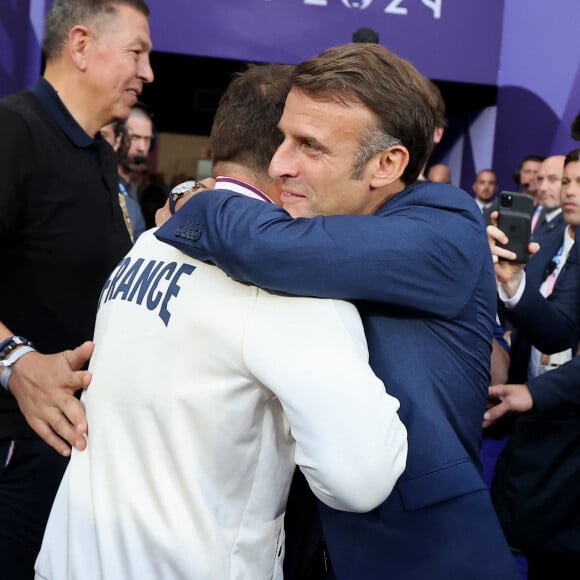 Abdelatif Benazzi, Antoine Dupont et le président Emmanuel Macron - La France remporte la finale en Rugby à 7 après sa victoire face à Fidji (et sa première médaille d'or) lors des Jeux Olympiques (JO) de Paris 2024 au Stade de France à Saint-Denis, Seine Saint-Denis, France, le 27 juillet 2024. © Jacovides-Perusseau/Bestimage 