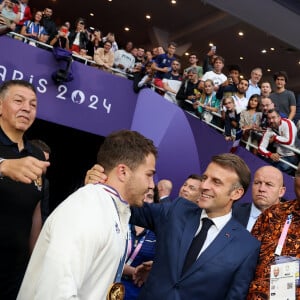 Abdelatif Benazzi, Antoine Dupont et le président Emmanuel Macron - La France remporte la finale en Rugby à 7 après sa victoire face à Fidji (et sa première médaille d'or) lors des Jeux Olympiques (JO) de Paris 2024 au Stade de France à Saint-Denis, Seine Saint-Denis, France, le 27 juillet 2024. © Jacovides-Perusseau/Bestimage 