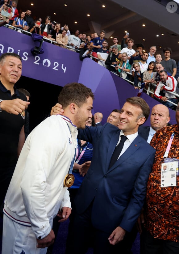 Abdelatif Benazzi, Antoine Dupont et le président Emmanuel Macron - La France remporte la finale en Rugby à 7 après sa victoire face à Fidji (et sa première médaille d'or) lors des Jeux Olympiques (JO) de Paris 2024 au Stade de France à Saint-Denis, Seine Saint-Denis, France, le 27 juillet 2024. © Jacovides-Perusseau/Bestimage 