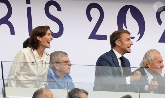 "C'est fou ! C'est dur de trouver des mots quand on a la chance de vivre des émotions comme celles-là" a confié au Figaro Antoine Dupont
Amélie Oudéa-Castéra, Emmanuel Macron - Les célébrités assistent à la Finale de Rugby à 7 opposant la France aux Fidji lors des Jeux Olympiques de Paris 2024 (JO) au Stade de France à Saint-Denis, Seine Saint-Denis, le 27 juillet 2024. © Jacovides-Perusseau/Bestimage 