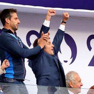 Sautant de joie en tribunes, la ministre et le chef d'État ont célébré la victoire de l'équipe de France (28-7) qui rapporte ainsi sa première médaille d'or à la délégation française. 
Amélie Oudéa-Castéra, Tony Estanguet, Emmanuel Macron - Les célébrités assistent à la Finale de Rugby à 7 opposant la France aux Fidji lors des Jeux Olympiques de Paris 2024 (JO) au Stade de France à Saint-Denis, Seine Saint-Denis, le 27 juillet 2024. © Jacovides-Perusseau/Bestimage 