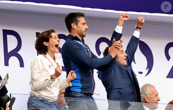 Sautant de joie en tribunes, la ministre et le chef d'État ont célébré la victoire de l'équipe de France (28-7) qui rapporte ainsi sa première médaille d'or à la délégation française. 
Amélie Oudéa-Castéra, Tony Estanguet, Emmanuel Macron - Les célébrités assistent à la Finale de Rugby à 7 opposant la France aux Fidji lors des Jeux Olympiques de Paris 2024 (JO) au Stade de France à Saint-Denis, Seine Saint-Denis, le 27 juillet 2024. © Jacovides-Perusseau/Bestimage 