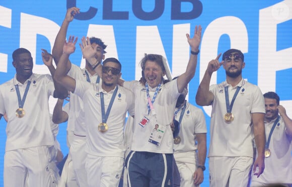 Rayan Rebbadj (FRA) Jerome Daret (COACH) et les joueurs de l'équipe de France - Les joueurs de l'équipe de France de Rugby à 7 célèbrent leur médaille d'or au Club France porte de la Villette lors des Jeux Olympiques (JO) de Paris 2024, à Paris, France, le 27 juillet 2024. © Jonathan Rebboah/Panoramic/Bestimage 