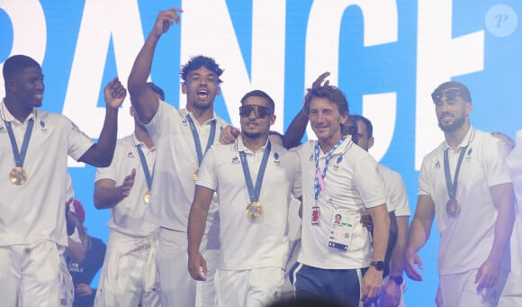 Rayan Rebbadj (FRA) Jerome Daret (COACH) et les joueurs de l'équipe de France - Les joueurs de l'équipe de France de Rugby à 7 célèbrent leur médaille d'or au Club France porte de la Villette lors des Jeux Olympiques (JO) de Paris 2024, à Paris, France, le 27 juillet 2024. © Jonathan Rebboah/Panoramic/Bestimage 