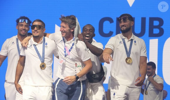 Rayan Rebbadj (FRA) Jerome Daret (COACH) et les joueurs de l'équipe de France - Les joueurs de l'équipe de France de Rugby à 7 célèbrent leur médaille d'or au Club France porte de la Villette lors des Jeux Olympiques (JO) de Paris 2024, à Paris, France, le 27 juillet 2024. © Jonathan Rebboah/Panoramic/Bestimage 