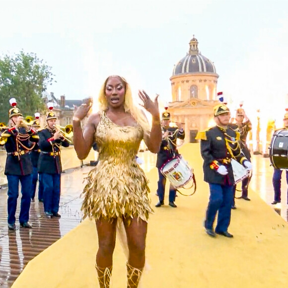 Aya Nakamura chante lors de la cérémonie d'ouverture des Jeux Olympiques (JO) de Paris 2024, à Paris, France, le 26 juillet 2024. 
