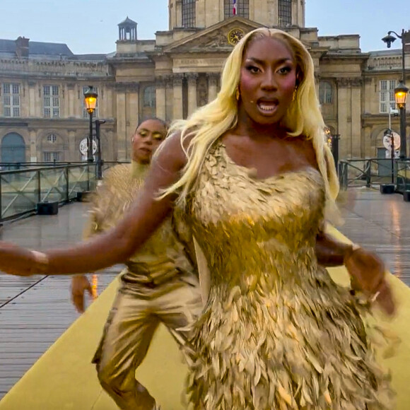 Ce vendredi 26 juillet 2024, la cérémonie d'ouverture des Jeux Olympiques de Paris s'est bel et bien déroulée malgré la pluie !
Aya Nakamura chante lors de la cérémonie d'ouverture des Jeux Olympiques (JO) de Paris 2024, à Paris, France, le 26 juillet 2024. 