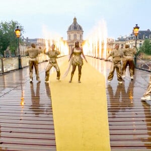 Aya Nakamura chante lors de la cérémonie d'ouverture des Jeux Olympiques (JO) de Paris 2024, à Paris, France, le 26 juillet 2024. 