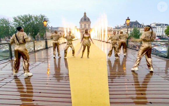 Aya Nakamura chante lors de la cérémonie d'ouverture des Jeux Olympiques (JO) de Paris 2024, à Paris, France, le 26 juillet 2024. 