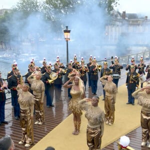 Et Aya Nakamura eu le mérite de faire sensation en s'illustrant en musique aux côtés de la Garde Républicaine !
Aya Nakamura et la Garde Républicaine - Cérémonie d'ouverture des Jeux Olympiques (JO) de Paris 2024 le 26 juillet 2024. © Capture France TV via Bestimage 