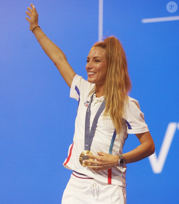 Pauline Ferrand-Prévot, médaille d'or en VTT, au Club France lors des Jeux Olympiques Paris 2024. Le 28 juillet 2024 © Jonathan Rebboah / Panoramic / Bestimage  Pauline Ferrand-Prévot, gold medal in MTB, at the Club France during the Olympic Games Paris 2024. July 28, 2024