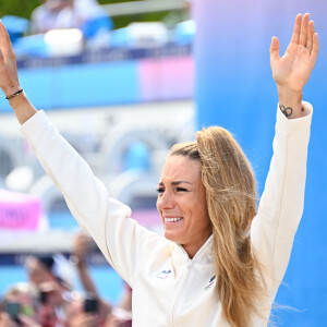 Pauline Ferrand-Prévot ( FRA ) célèbre sa médaille d'or aux Jeux olympiques de Paris 2024  Federico Pestellini-DPPI / Panoramic / Bestimage